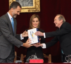 Don Felipe y Doña Letizia reciben de manos del director de la RAE, el diccionario de la Lengua Española "Edición del Tricentenario"